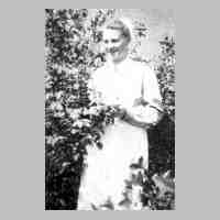071-0080 Ursula Krause 1943 als junge Schwesternschuelerin im Garten des Hilfslazaretts Lyck..JPG